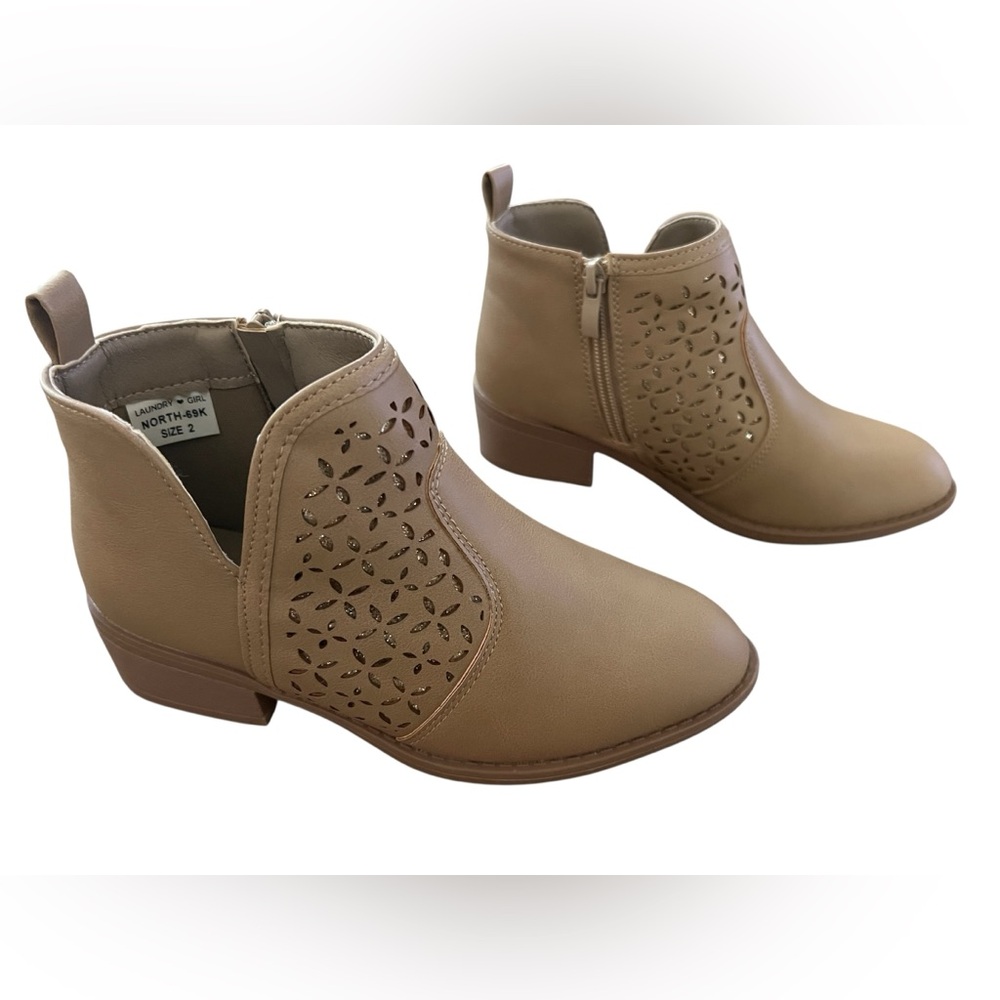 Girls Beige or Taupe Ankle Zip Up Booties with Laser Cutout Design Size 2 NWOT